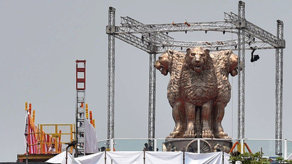 印度新议会大楼顶部的狮子雕塑。图源：BBC