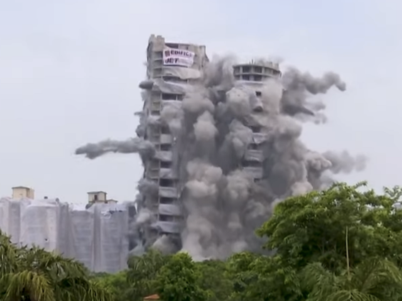 印度诺伊达“双子塔”当地时间28日14时30分经爆破拆除，图自印媒
