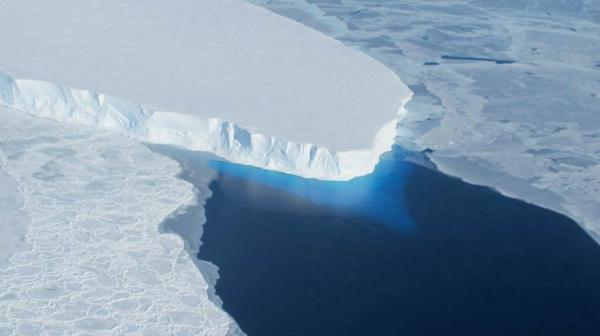 由 NASA 提供的未注明日期的照片展示了南极洲西部的 Thwaites Glacier。