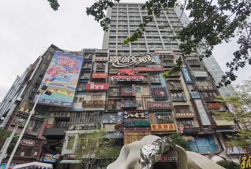 在深圳文和友布满招牌的外部墙上依稀可见昔日盛况，但如今大部分招牌所属商铺已撤出