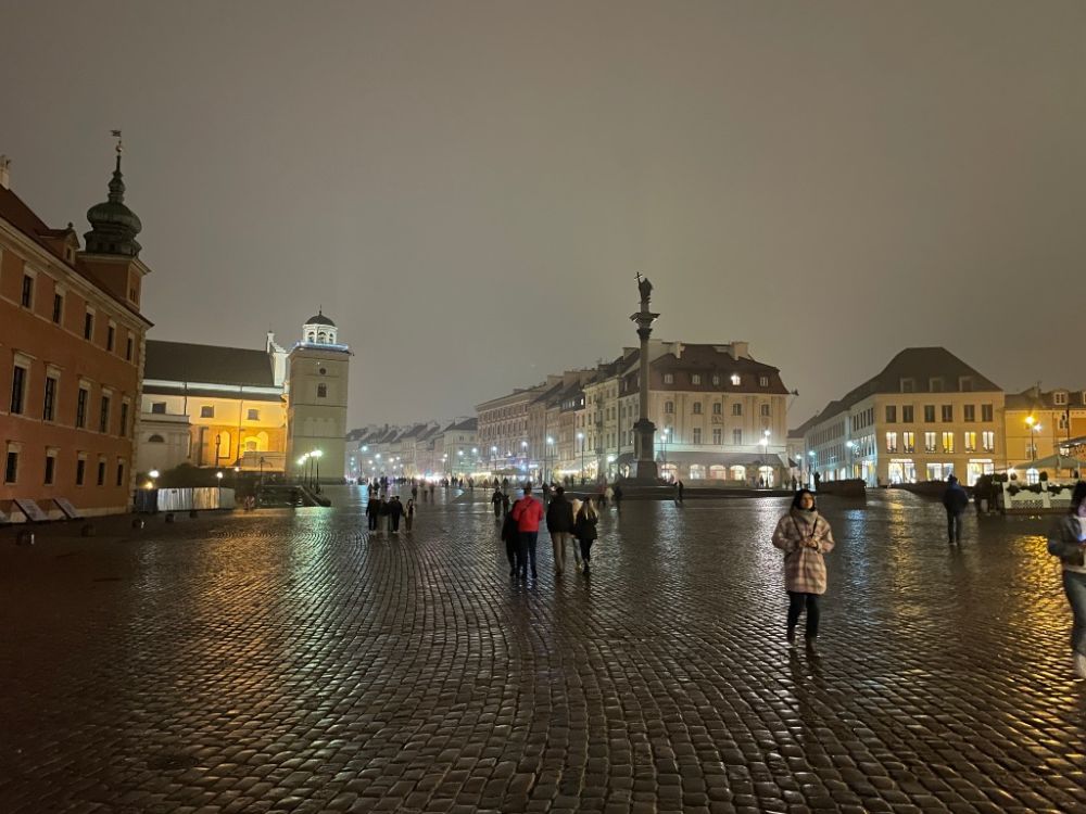 　　这是2022年10月31日拍摄的雾霾天气下的波兰华沙老城夜景。新华社记者陈琛摄