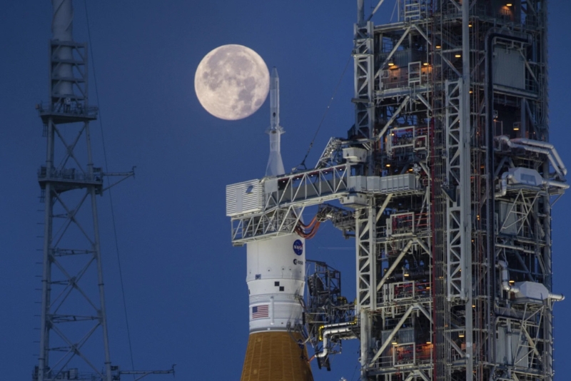 SLS登月火箭舆顶部的猎户座宇宙飞船。AP