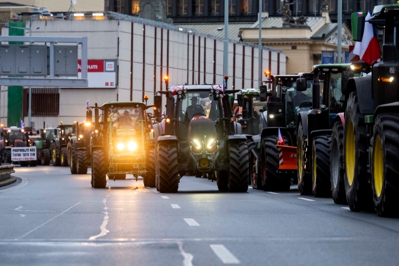 捷克农民驾拖拉机驶入布拉格市中心。 美联社
