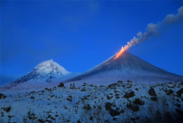 俄堪察加半岛8.7级强震后 欧亚大陆最高活火山喷发：火焰滔天