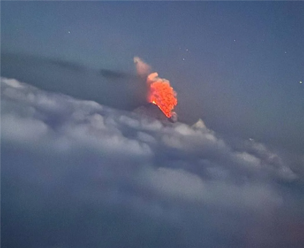 俄堪察加半岛8.7级强震后 欧亚大陆最高活火山喷发：火焰滔天
