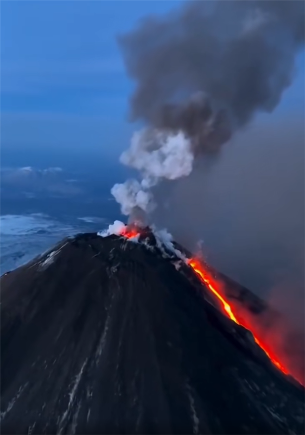 俄堪察加半岛8.7级强震后 欧亚大陆最高活火山喷发：火焰滔天