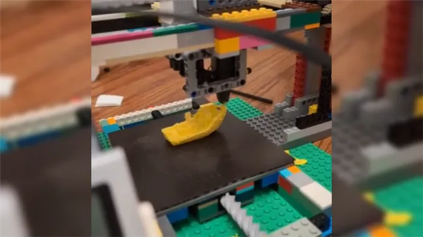 用乐高积木组装3D打印机：还真能工作打印！