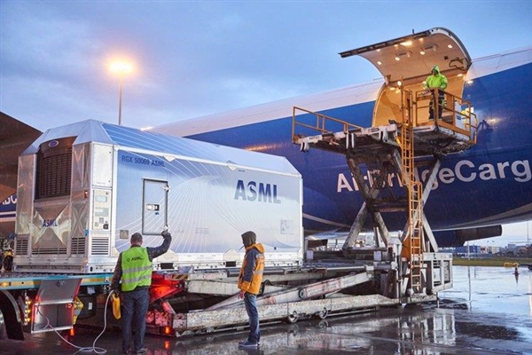 ASML向中国出口一台光刻机有多赚钱：利润相当于20万吨猪肉