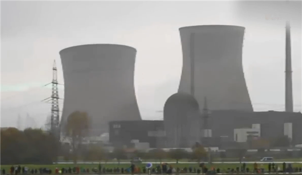 最大核电站冷却塔1分钟内被爆破!3万人见证德国核能时代落幕