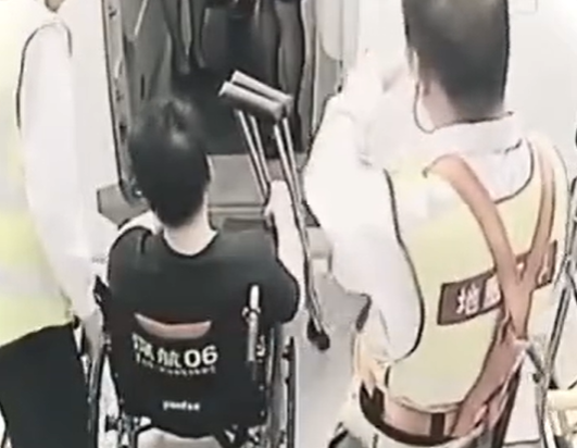 登机监控片段曝光!郑智化就“连滚带爬”一词道歉:小哥甚至搀扶我的腿进机门