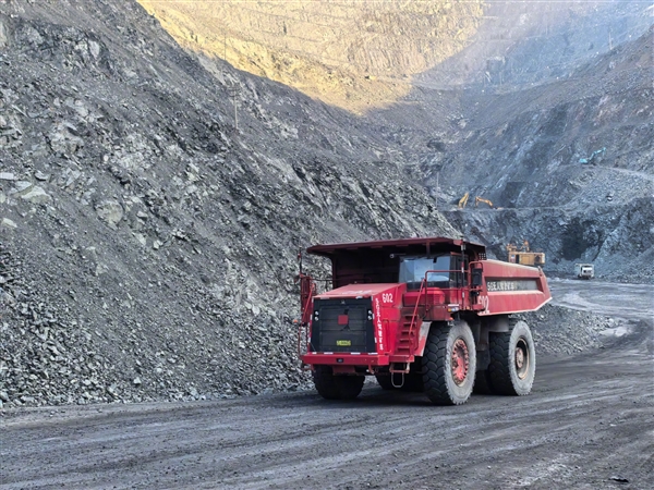 华为技术+移动5G 博主体验100吨无人驾驶矿车：就像玩游戏