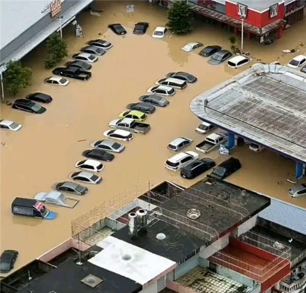 泰国遭遇世纪暴雨41人死亡：派遣航母充当“移动医院”