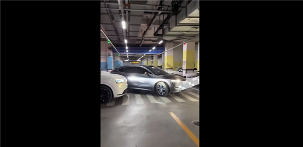 两辆新能源车遥控泊车相撞 到底谁负全责：官方给答案