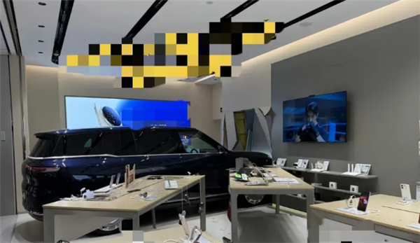 小孩误触商场展车撞入手机店 车企：有人关闭了展车模式