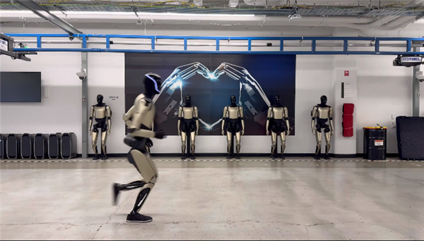 马斯克晒擎天柱跑步 出镜视频仅4秒 团队：刷新个人纪录