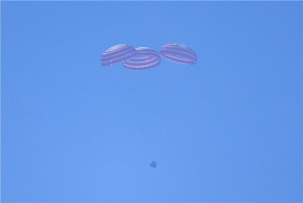 我国首次载人飞船返回舱海上搜索回收：成功完成！