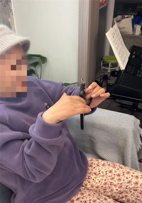 高位截瘫女子植入脑机1年后重新控制双手：能流畅刷手机了